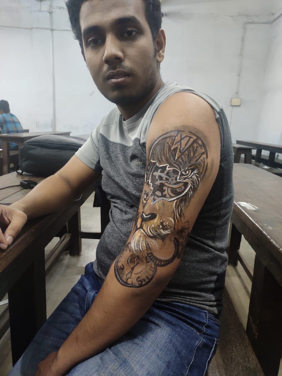 महिला ने अपनी पीठ पर बनवाया अजीबोगरीब टैटू, बेहद चौंकाने वाला है टैटू से  जुड़ा बड़ा राज - 53 year old woman made tattoo on back using mother ashes  after death ashas – News18 हिंदी